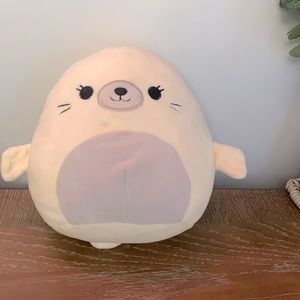 Otter squishmallow (don’t know the name has no tag